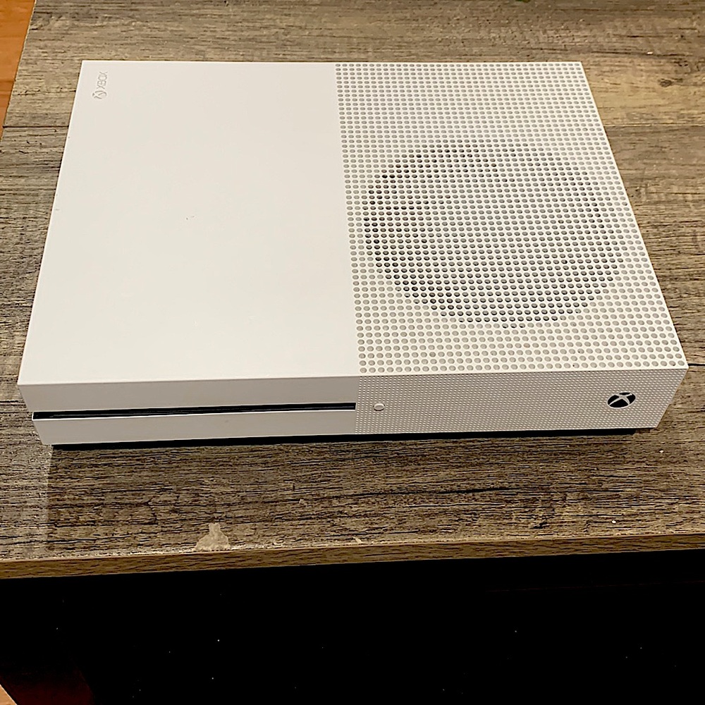 Xbox One S 500gb with a controller, and Star Wars Battlefront. Everything works